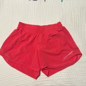Lululemon Hotty Hot LR Short 4” lined